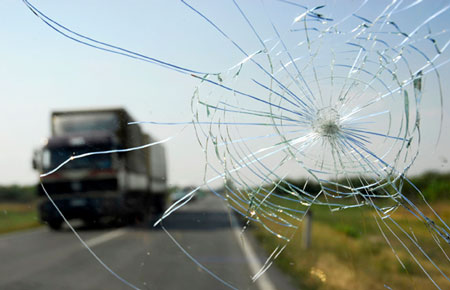 xu ly kinh chan gio tren xe oto khi bi nut